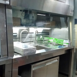 Bàn cắt lọc bệnh phẩm inox 304 chuyên dụng cho khoa giải phẫu bệnh, phòng xét nghiệm và bệnh viện. Thiết kế vệ sinh, chống ăn mòn, dễ khử khuẩn, gia công theo yêu cầu.