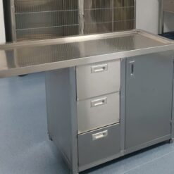Bàn khám thú y inox cao cấp bo 4 góc an toàn, thiết kế cho bệnh viện thú cưng, tích hợp 3 hộc kéo và tủ chứa tiện lợi, sản xuất theo yêu cầu, bảo hành 24 tháng.