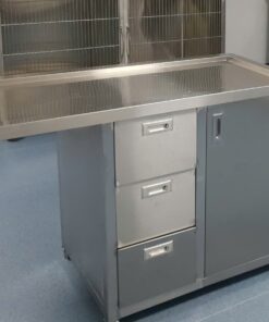 Bàn khám thú y inox cao cấp bo 4 góc an toàn, thiết kế cho bệnh viện thú cưng, tích hợp 3 hộc kéo và tủ chứa tiện lợi, sản xuất theo yêu cầu, bảo hành 24 tháng.