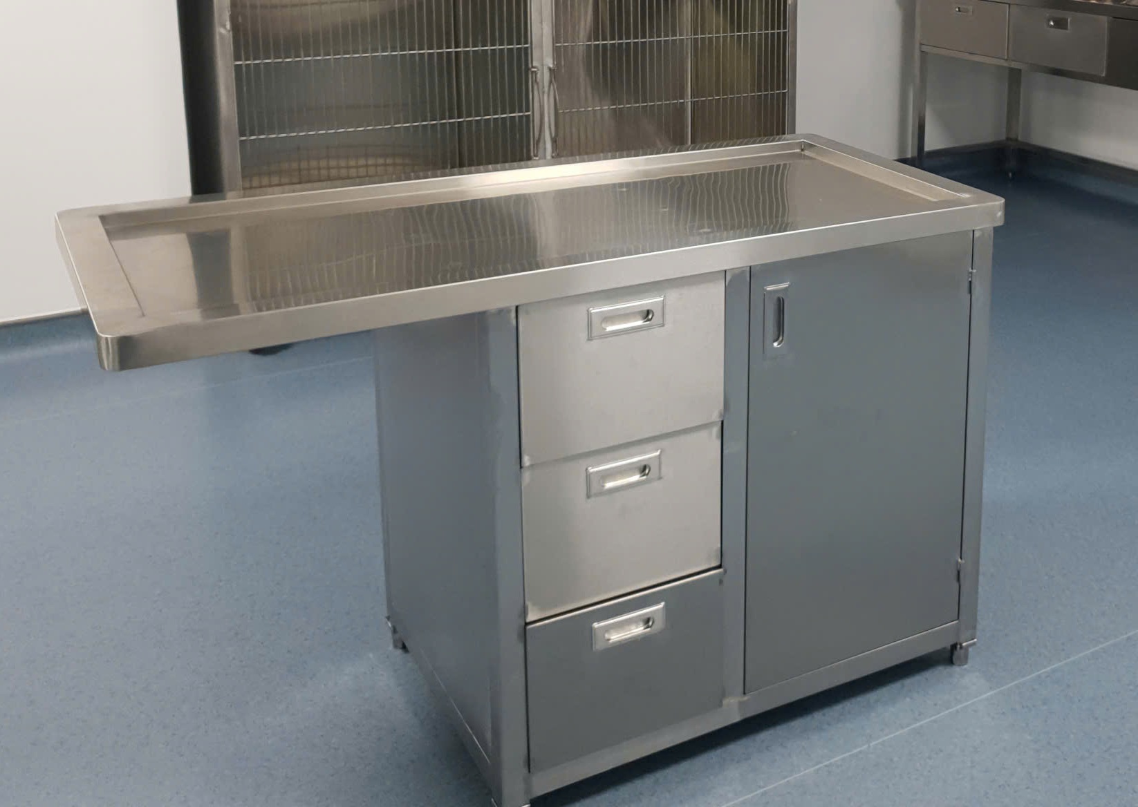 Bàn Khám Thú Y Inox Cao Cấp 3 Bàn khám thú y inox cao cấp bo 4 góc an toàn, thiết kế cho bệnh viện thú cưng, tích hợp 3 hộc kéo và tủ chứa tiện lợi, sản xuất theo yêu cầu, bảo hành 24 tháng.